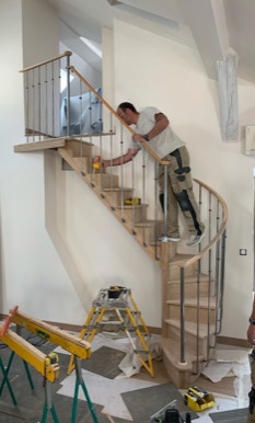Escalier de bistrot courbe puis droit avec sortie latérale sur palier - installation