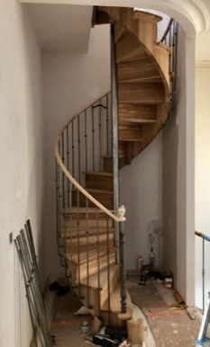 Escalier de bistrot en colimaçon de 130 cm de diamètre avec sortie contrainte