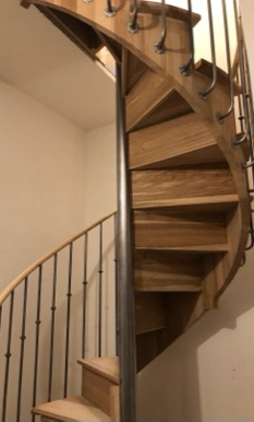 Escalier de bistrot en colimaçon de 130 cm de diamètre avec sortie contrainte - installation