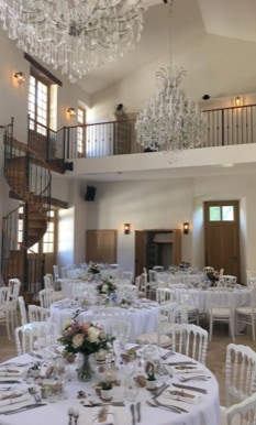 Grand escalier de bistrot en colimaçon vers mezzanine - installation terminée