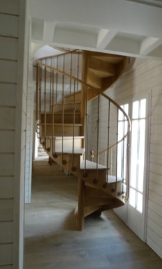 Grand escalier de bistrot en colimaçon de grande largeur (160 cm de diamètre) avec rampe circulaire assortie