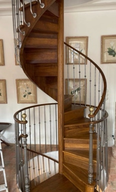 Escalier en Colimaçon en pin à plusieurs étages à peindre